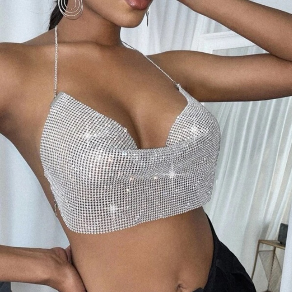 Chain tied backlesss crop top.